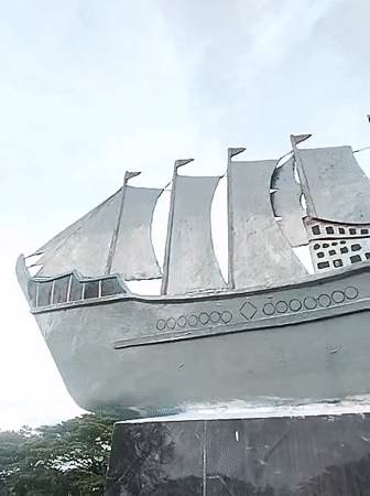 Tourist documents Lhokseumawe's cultural heritage sites and traditional artifacts