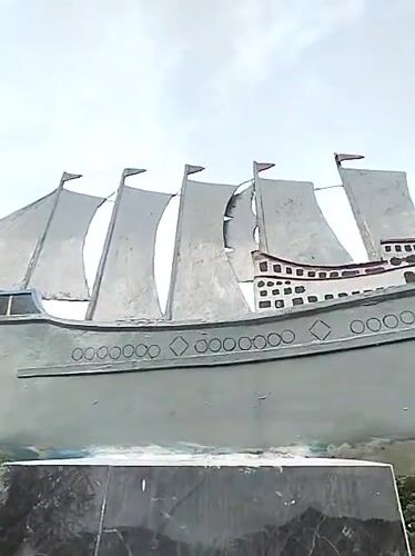 Tourist documents Lhokseumawe's cultural heritage sites and traditional artifacts