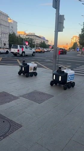 Yandex robots and scooter couriers share Moscow sidewalks