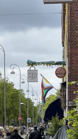 Amsterdam street walk captures everyday urban scenes