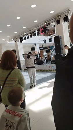 Live band performs impromptu concert in Yaroslavl shopping mall