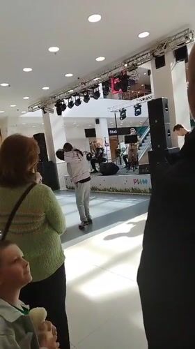 Live band performs impromptu concert in Yaroslavl shopping mall