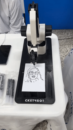 Robot artist draws portraits for locals in Russian city