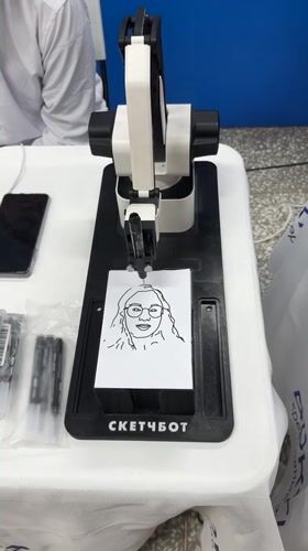 Robot artist draws portraits for locals in Russian city