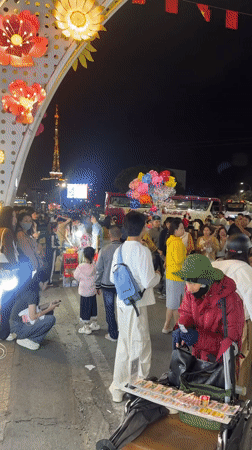Bustling night market draws crowds in Da Lat, Vietnam