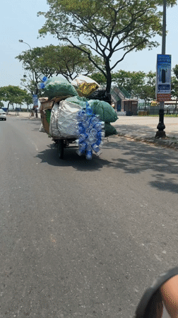 Motorbike rider transports heavy load through Đà Nẵng streets
