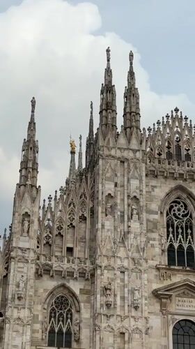 Demonstration held at Milan Cathedral square with Palestinian flags
