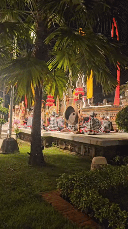 Traditional Balinese cultural performance draws crowds in nighttime Denpasar venue