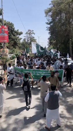 Flag-carrying procession draws crowds in Quetta streets