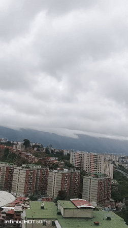 Overcast afternoon documented across Caracas residential neighborhoods