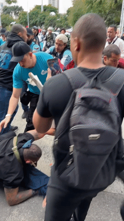 Street altercation draws photographers, crowd in São Paulo