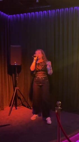 Woman performs at intimate Valencia venue late evening
