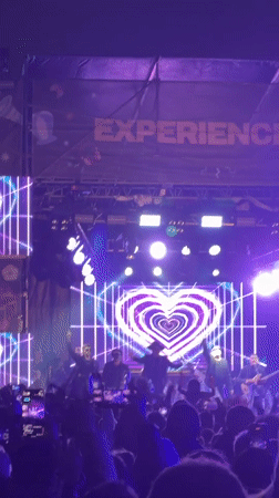 Live concert with crowd draws witnesses in Buenos Aires