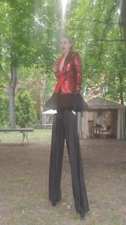Busy Moscow afternoon: stilt performer, street crowds, outdoor cafes