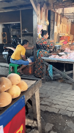 Morning market in full swing, Larangan, Indonesia
