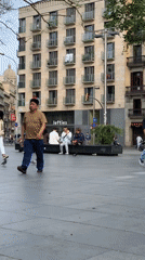 Barcelona public square and L8 metro activity documented