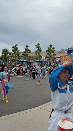 Character parade draws crowds at Universal Studios Japan