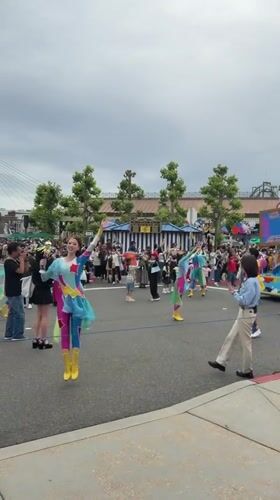 Character parade draws crowds at Universal Studios Japan