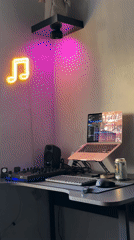 Modern workstation setup documented by witnesses in Moscow