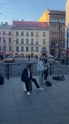 Street music and horse carriages near Saint Petersburg's historic center