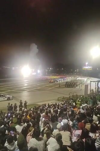 Mass ceremonial performance lights up Da Lat at night