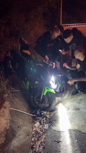 Motorcycle crash in Vietnam draws roadside assistance from bystanders