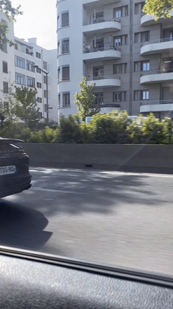Black Porsche spotted on Lyon streets during afternoon drive