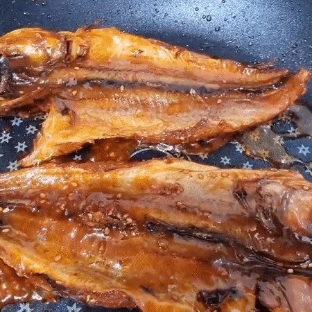 Unboxing a rice cooker and cooking glazed fish at home