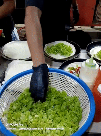 Food vendors serve customers, motorcycle transports passengers in Sangso