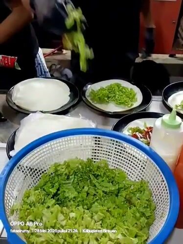 Food vendors serve customers, motorcycle transports passengers in Sangso