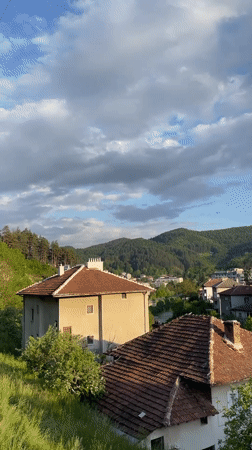 Tourist captures sunny afternoon views of Bulgarian mountain town