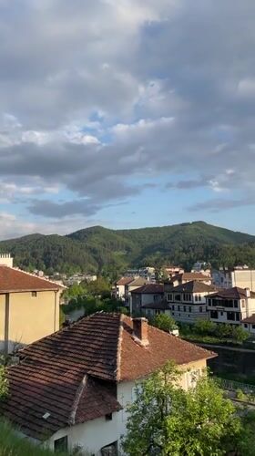 Tourist captures sunny afternoon views of Bulgarian mountain town