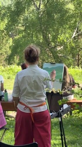 Art class holds outdoor painting session in Krasnoyarsk park