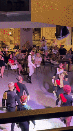 Evening entertainment shows draw crowds at Alanya restaurant venues