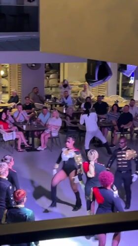 Evening entertainment shows draw crowds at Alanya restaurant venues