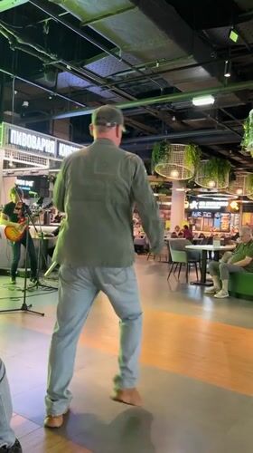 Live band and impromptu dancing at a Russian mall food court