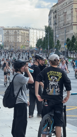 Mass bicycle ride draws hundreds of cyclists through Moscow streets