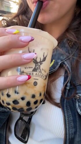Bubble tea trend spotted among Milano residents Saturday afternoon