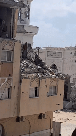 Daily life and widespread destruction across Khan Yunis