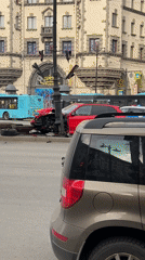 Red SUV crashes into lamppost in Saint Petersburg intersection