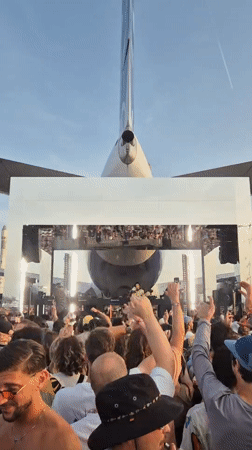 Music festival uses airplane as backdrop in Dugny