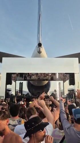 Music festival uses airplane as backdrop in Dugny