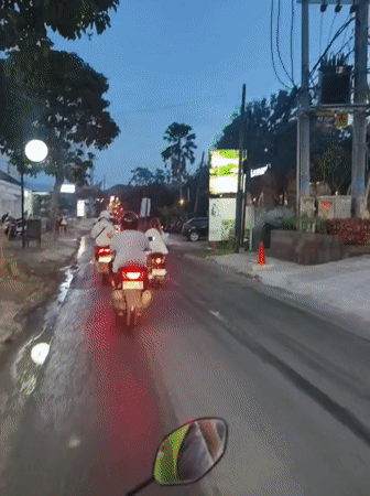 Motorcyclist records evening commute on Pecatu road