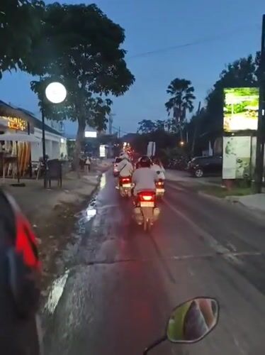 Motorcyclist records evening commute on Pecatu road