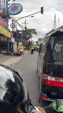 Morning life documented in Ubud: traffic, dining, street scenes