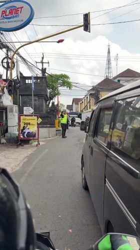 Morning life documented in Ubud: traffic, dining, street scenes