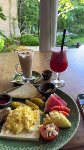 Tropical breakfast and resort scenes documented in Nusa Penida