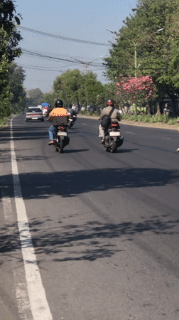 Morning traffic and street life along a Kludan road