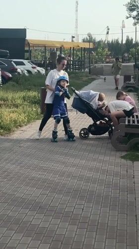 Ordinary afternoon moments captured across Astrakhan parks and streets