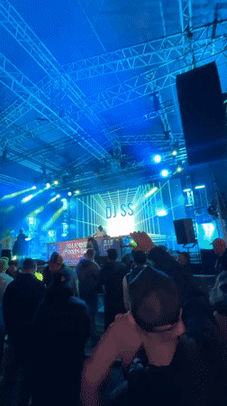 Outdoor DJ set lights up a Saint Petersburg crowd at night